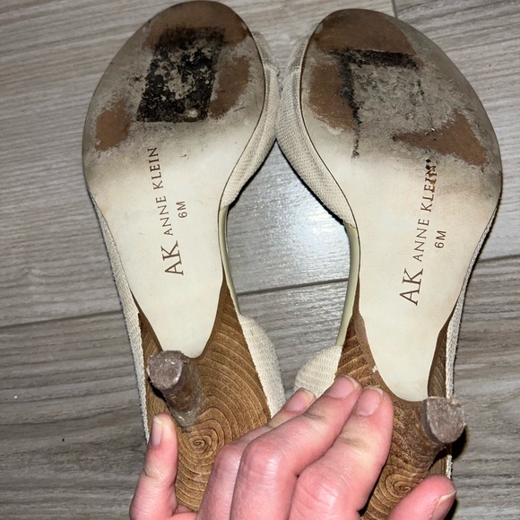 Rare Anne Klein Low Wooden Heels - GUC - Picture 4 of 5